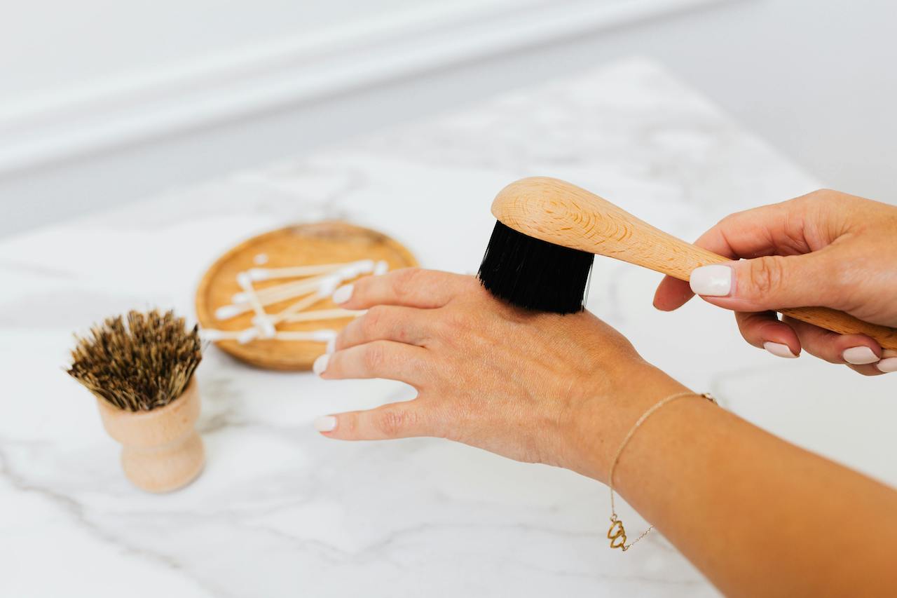 dry-brushing-during-an-infrared-sauna-session