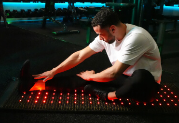 Man working out on a Healthyline Jet Mat