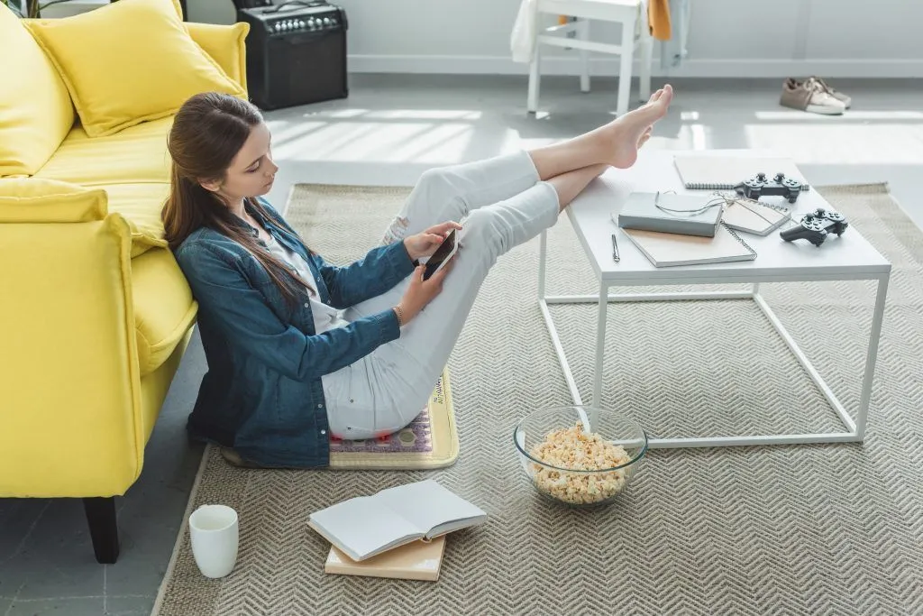 Woman sitting on the floor no a Healthyline TAJ Mat 2020