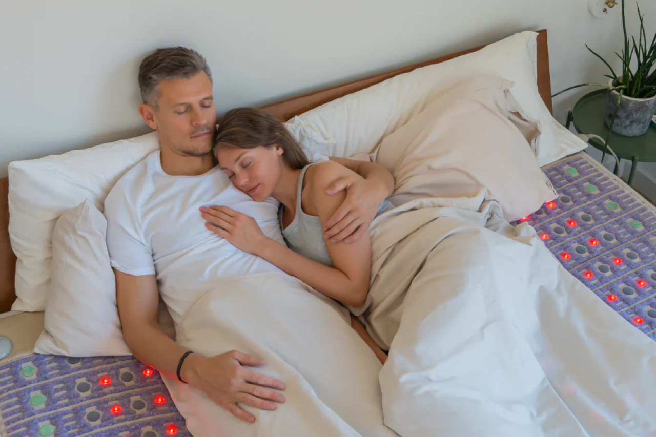 Couple sleeping on a Healthyline TAJ Queen mat